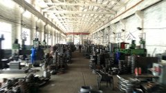 工(gong)人們(men)正在(zai)緊張(zhang)有序(xu)的加(jia)工閥(fa)門